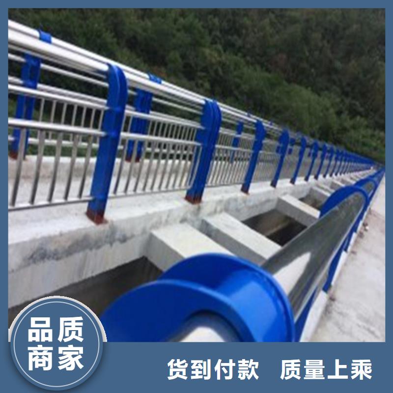 公路防撞热镀锌立柱产品实拍图