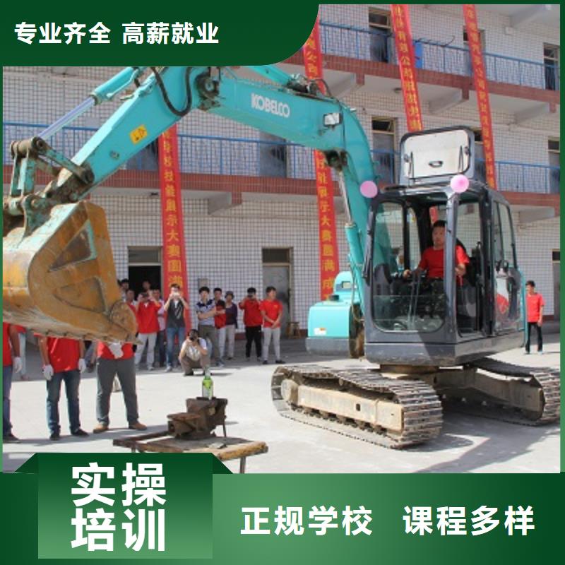 挖掘机培训保定虎振技工学校实操教学