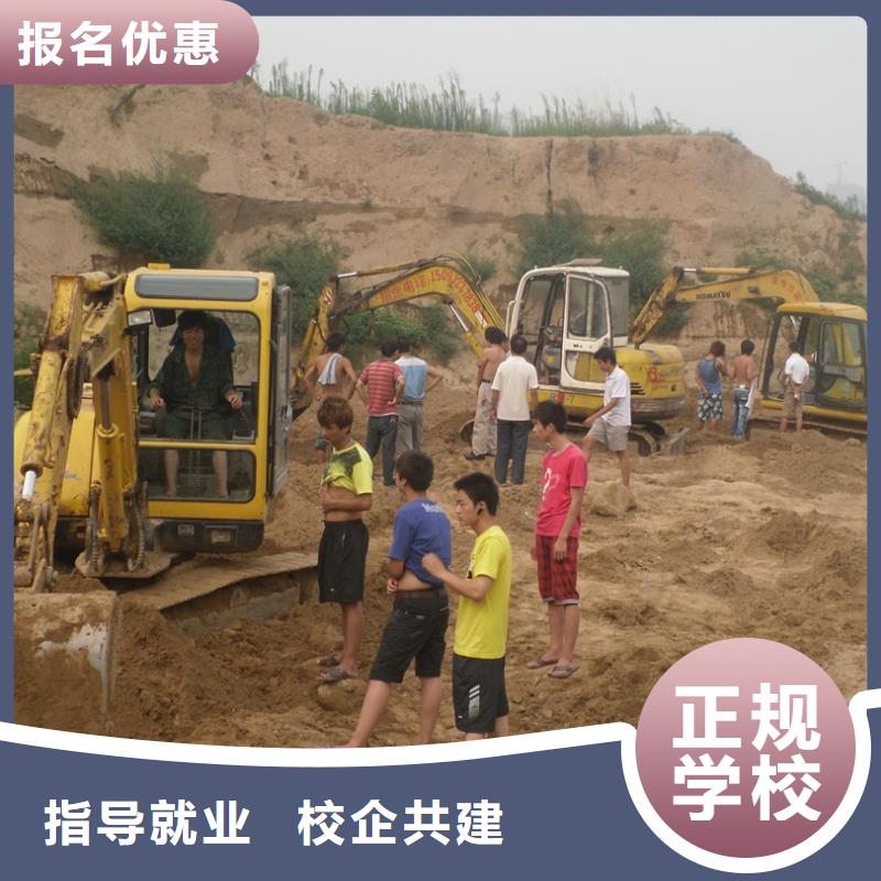 挖掘机培训保定虎振技工学校实操教学