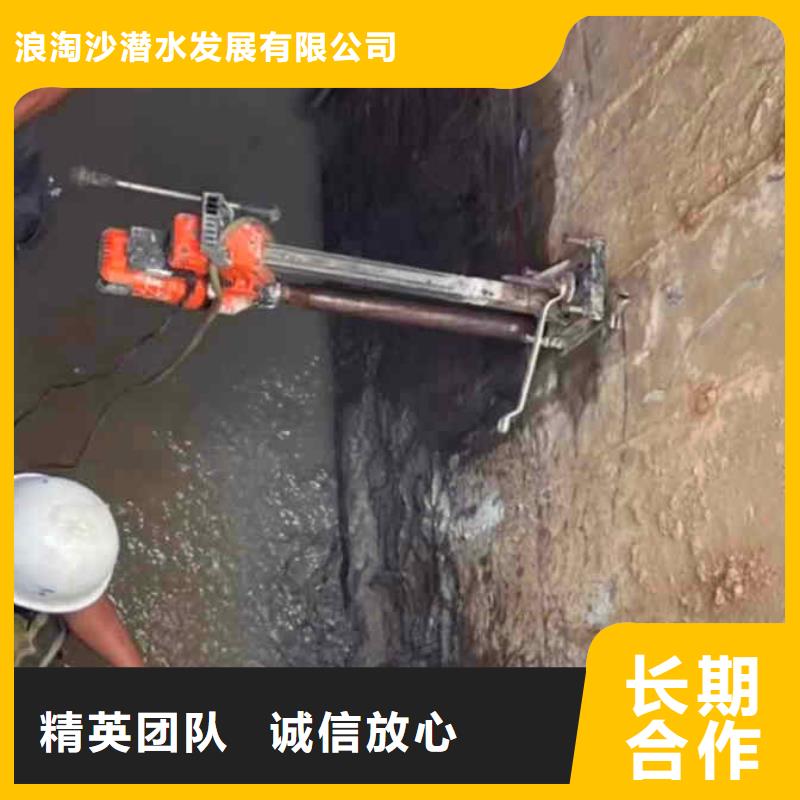 潜水员服务水下砌墙省钱省时