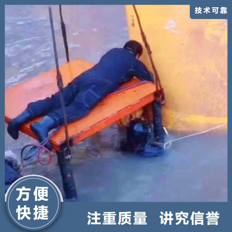 潜水员服务水下机器人方便快捷