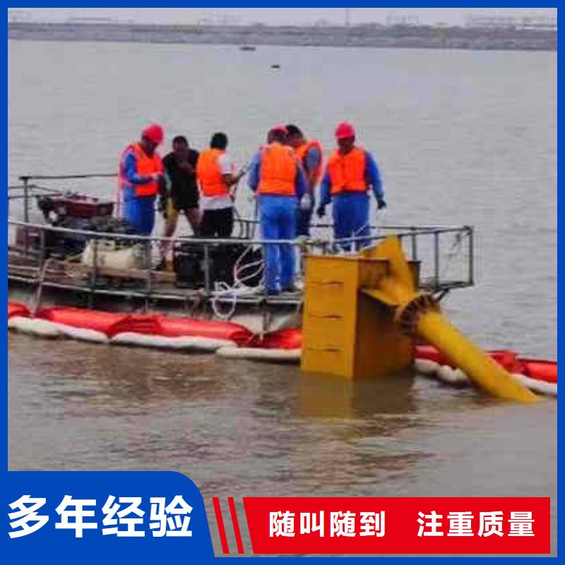 潜水员服务水下桥墩加固团队