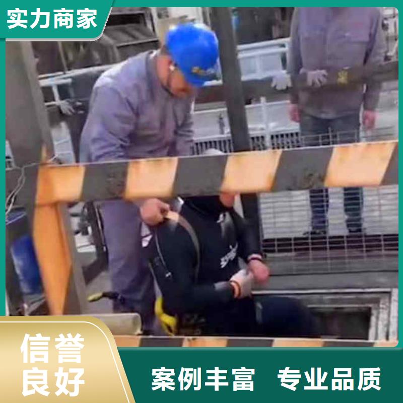 潜水员服务水下砌墙省钱省时
