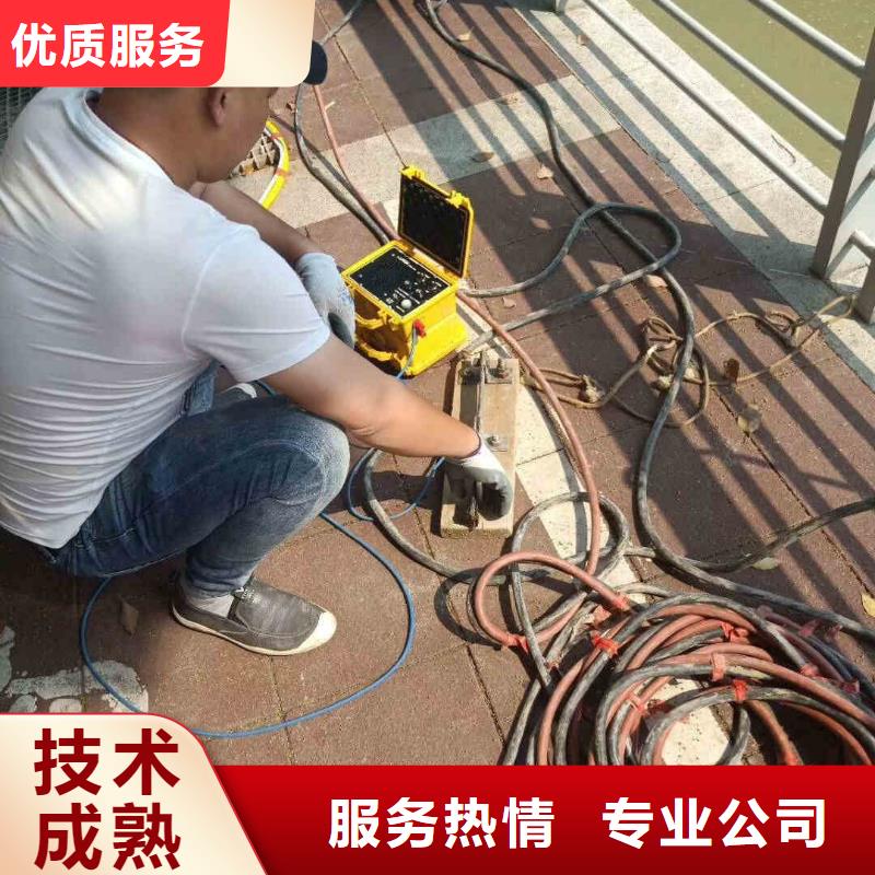 潜水员服务水下桥墩加固团队
