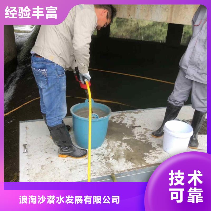 潜水员服务水下砌墙省钱省时