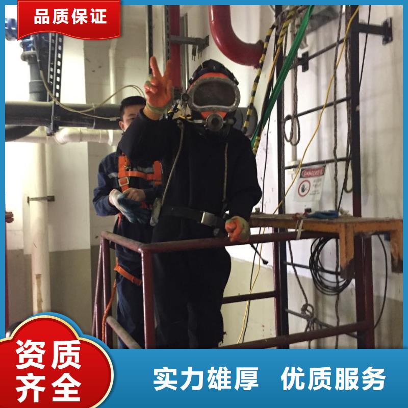 潜水员水下作业队伍经验丰富