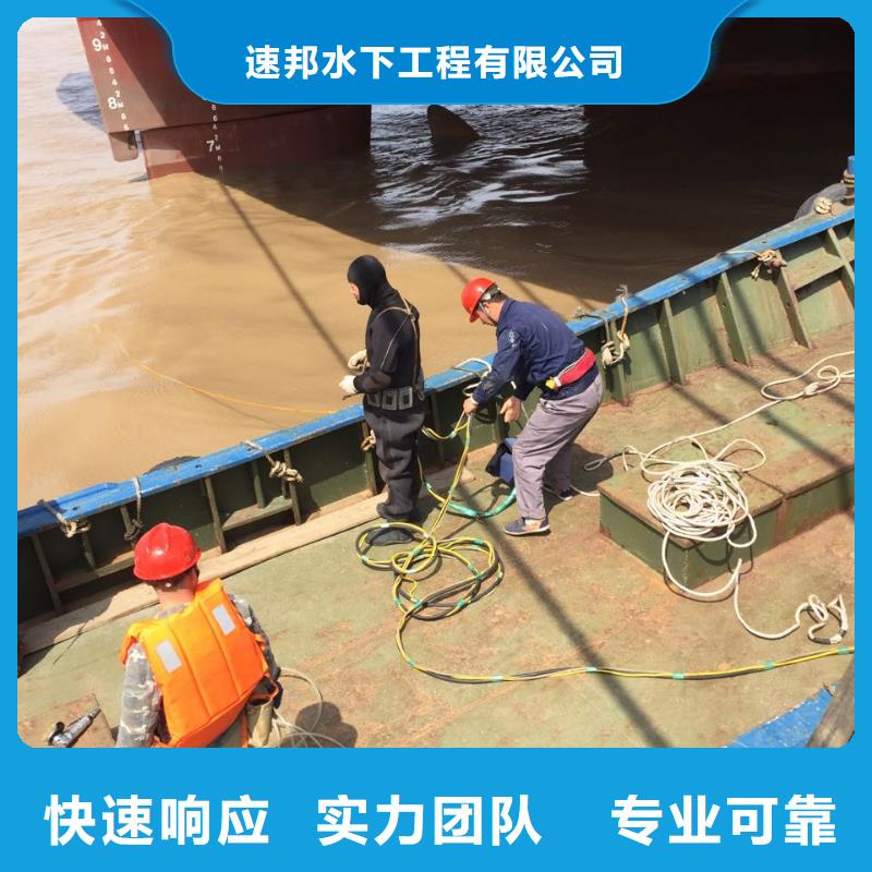 潜水员水下作业队伍经验丰富